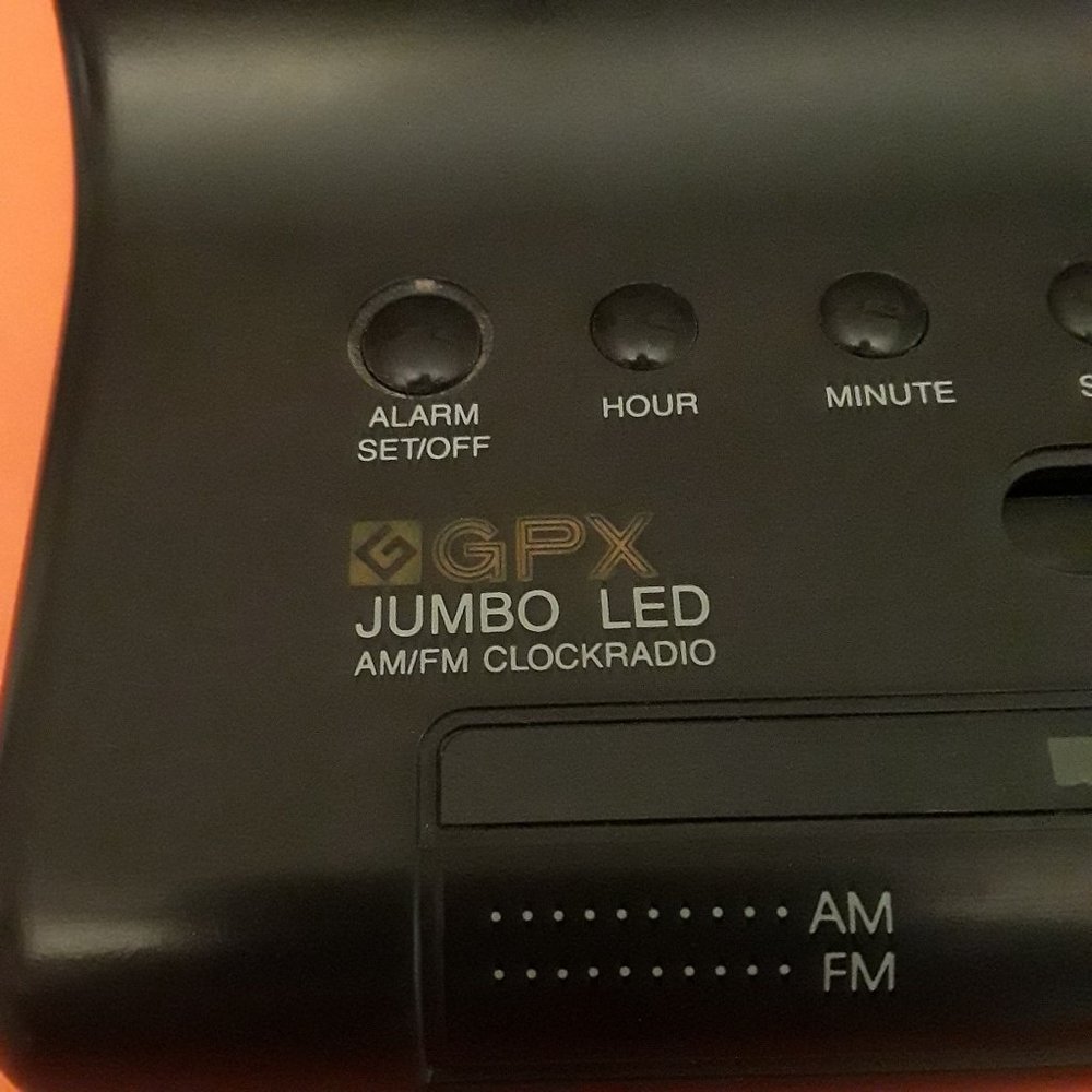 GPX AM/FM ALARM CLOCK RADIO- RED LED DISPLAY MODEL D518 - RADIO/BUZZER ALARMS - Picture 6 of 7